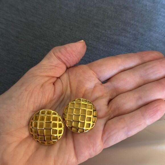 Vintage Napier Signed Screw On Gold Tone Puffy Round Dome Earrings. - Picture 3 of 4